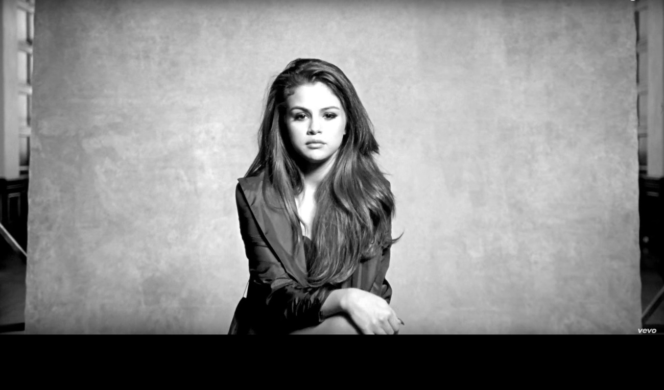 Selena Gomez fond en larmes en concert suivant l'assassinat de son amie