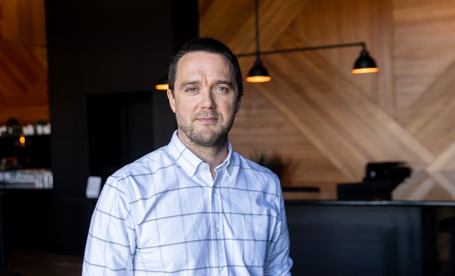 Image de l'article Vincent-Guillaume Otis pose pour une rare fois avec ses enfants