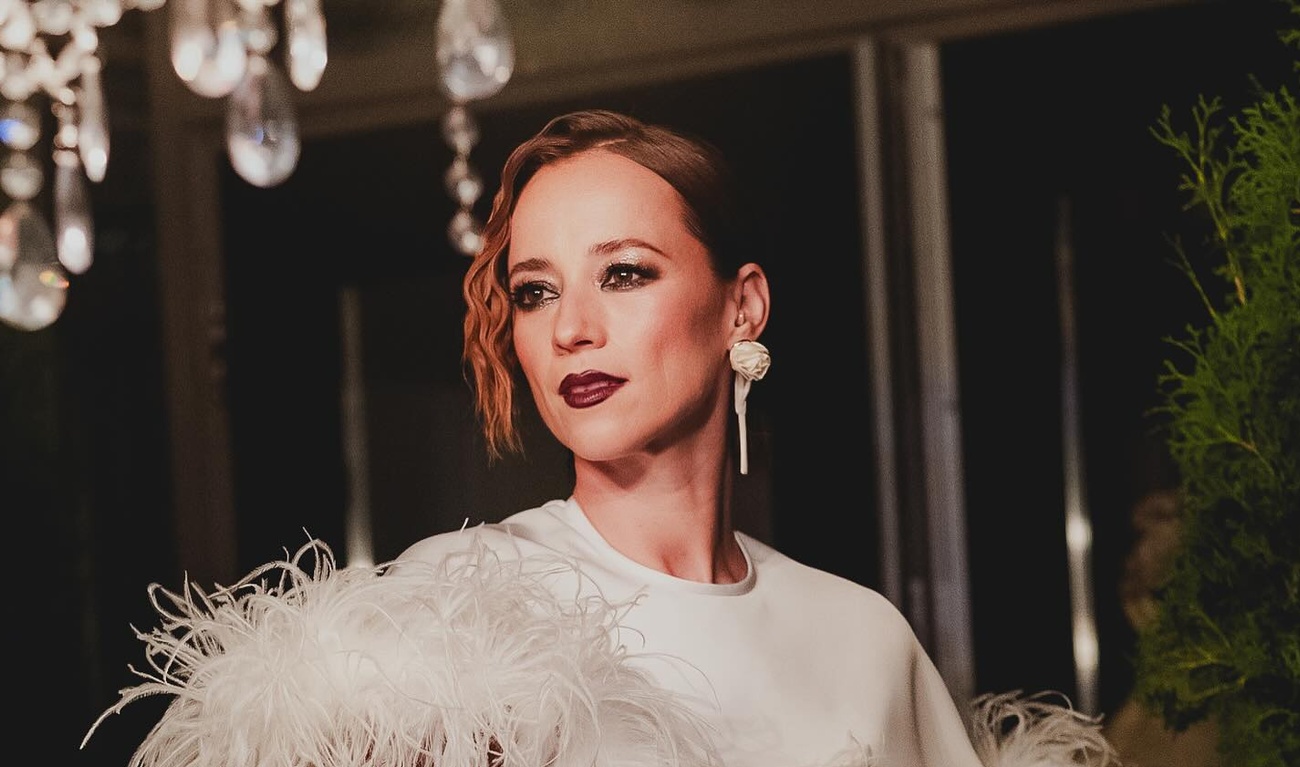 Image de l'article « Traitors Canada» : Six looks spectaculaires pour Karine Vanasse pour la première de la saison