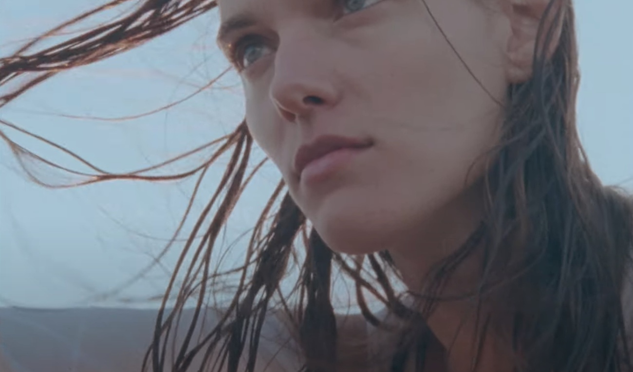 Charlotte Cardin dans le clip de la chanson « Anyone Who Loves Me ».
