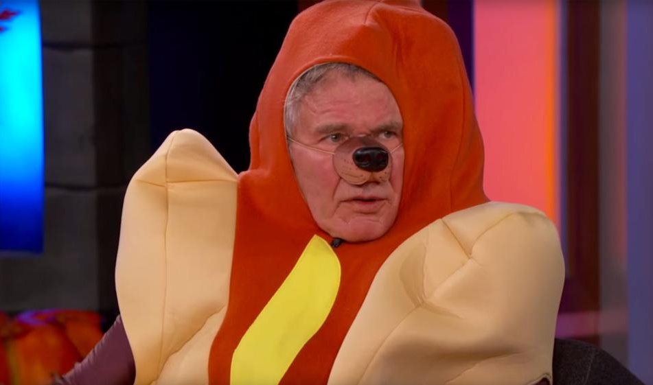 Harrison Ford, habillé en hot-dog, parle du Millenium Falcon de Star Wars