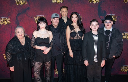 Image de l'article Photos : Les looks de tapis noir des artistes et leurs familles à la première de La Famille Addams