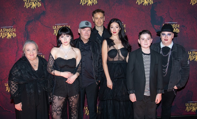 Image de l'article Photos : Les looks de tapis noir des artistes et leurs familles à la première de La Famille Addams