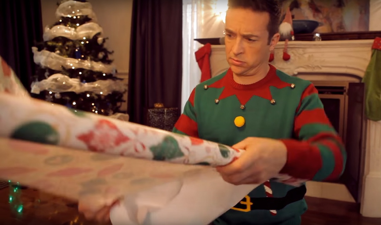 Mario Tessier rage contre l'emballage des cadeaux dans sa publicité de Noël